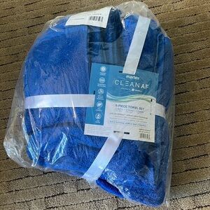 Brand new set of blue towels from Martex